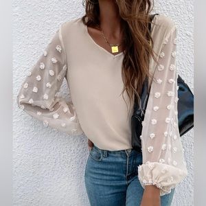 🌟BNWOT Swiss Dot Bishop Sleeve Blouse!